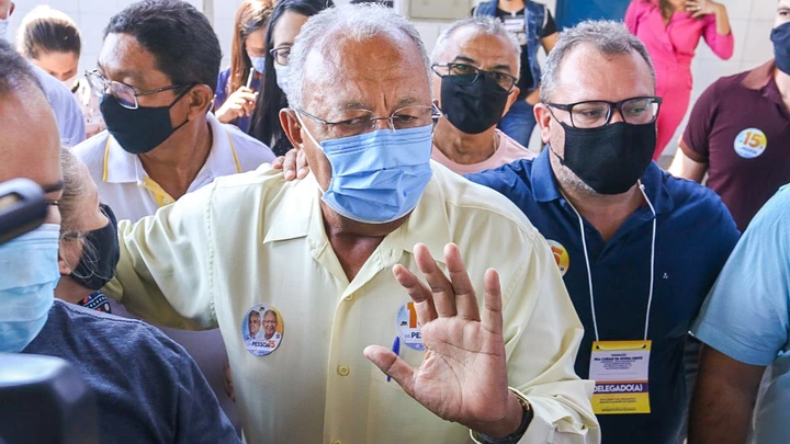 TERESINA, PI, 29.11.2020 - ELEIÇÕES-2020-PI -O candidato a prefeito de Teresina Dr. Pessoa (MDB) vota na Escola Municipal Antilhon Ribeiro Sales, no bairro Lourival Parente, na zona sul de Teresina, neste domingo (29). (Foto: Roberta Aline/Folhapress) TERESINA, PI, 29.11.2020 - ELEIÇÕES-2020-PI -O candidato a prefeito de Teresina Dr. Pessoa (MDB) vota na Escola Municipal Antilhon Ribeiro Sales, no bairro Lourival Parente, na zona sul de Teresina, neste domingo (29). (Foto: Roberta Aline/Folhapress)