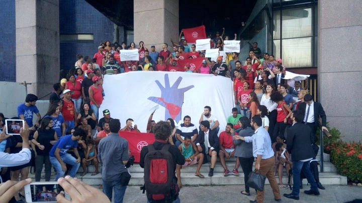 Movimento dos Trabalhadores Sem-Teto acusa PM de atirar contra manifestantes em Recife Movimento dos Trabalhadores Sem-Teto acusa PM de atirar contra manifestantes em Recife