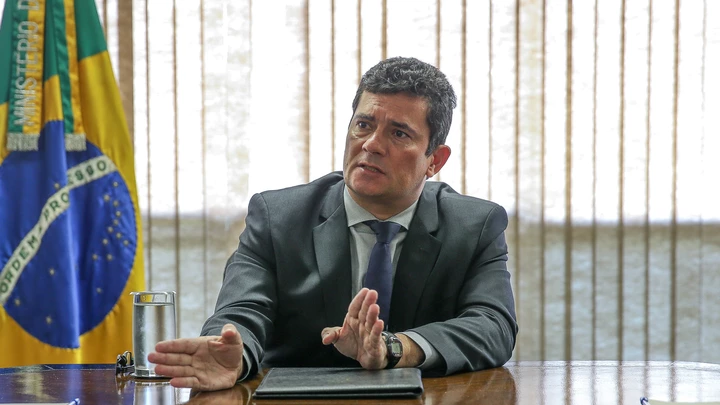 Sergio Moro abraçou a extrema direita, foi chutado por Bolsonaro, ganhou o carimbo de 'juiz supeito' e foi trabalhar na recuperadora da Odebrecht. Agora, quer ser 'a novidade' em 2022. Sergio Moro abraçou a extrema direita, foi chutado por Bolsonaro, ganhou o carimbo de 'juiz supeito' e foi trabalhar na recuperadora da Odebrecht. Agora, quer ser 'a novidade' em 2022.