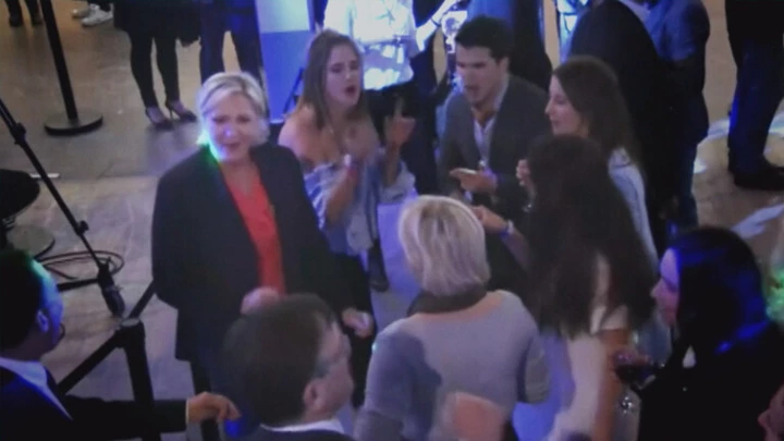 Pouco depois do anúncio do resultado das eleições de 2017, Marine Le Pen, líder da Frente Nacional, foi vista na pista de dança. Pouco depois do anúncio do resultado das eleições de 2017, Marine Le Pen, líder da Frente Nacional, foi vista na pista de dança.