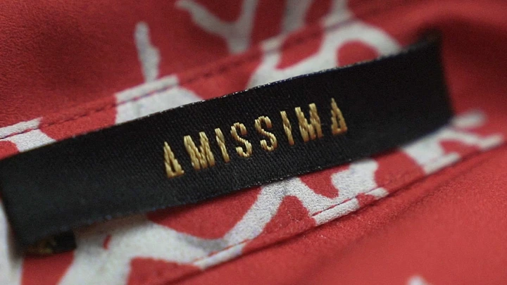 Marca garante a qualidade das peças pressionando os costureiros: imperfeições geram descontos no pagamento. Marca garante a qualidade das peças pressionando os costureiros: imperfeições geram descontos no pagamento.
