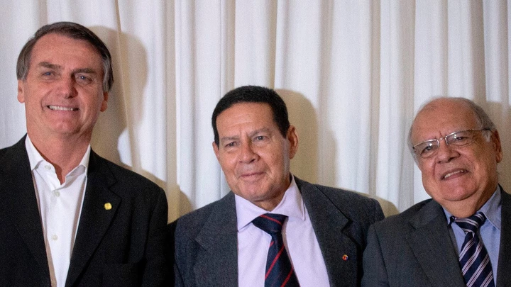 "Mourão é a estrela", diz o general Paulo Assis (à direita), ex-comandante do vice-presidente eleito e de Bolsonaro no Exército. "Mourão é a estrela", diz o general Paulo Assis (à direita), ex-comandante do vice-presidente eleito e de Bolsonaro no Exército.