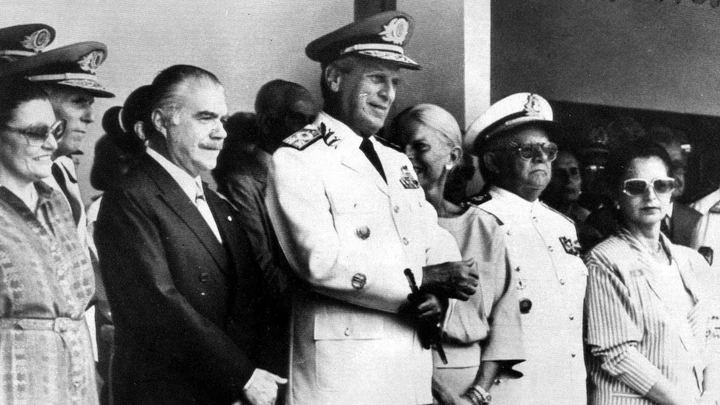 ORG XMIT: 462001_0.tif (Da esq. para à dir.) A primeira-dama Marly Sarney, o presidente José Sarney, o ministro do Exército Leonidas Pires Gonçalves e sua mulher durante cerimônia na Academia Militar das Agulhas Negras - Aman, em Resende (RJ). (Resende (RJ), 06.12.1986. Foto de Adalberto Diniz/Folhapress) ORG XMIT: 462001_0.tif (Da esq. para à dir.) A primeira-dama Marly Sarney, o presidente José Sarney, o ministro do Exército Leonidas Pires Gonçalves e sua mulher durante cerimônia na Academia Militar das Agulhas Negras - Aman, em Resende (RJ). (Resende (RJ), 06.12.1986. Foto de Adalberto Diniz/Folhapress)
