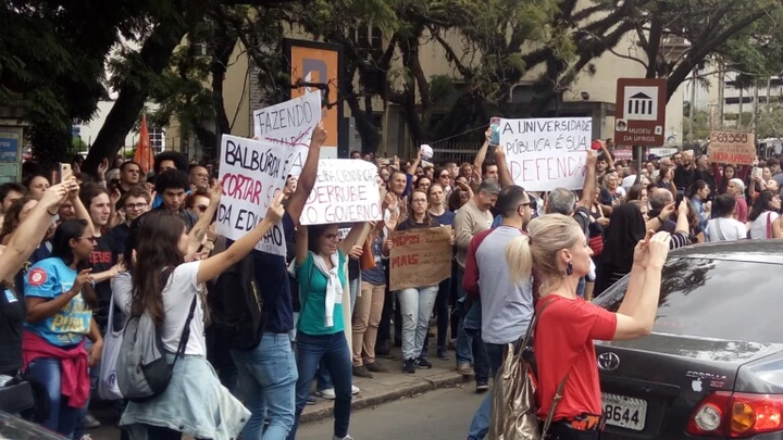 Estudantes protestando contra os cortes de verbas para educação, no dia 15 de maio em frente a Universidade Federal do Rio Grande do Sul, em Porto Alegre.