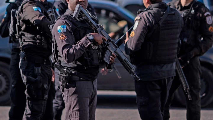 RIO DE JANEIRO, RJ, 24.05.2022: OPERAÇÃO VILA CRUZEIRO-RJ - Polícia reforça a segurança na rua do hospital Getúlio Vargas, na zona norte do Rio de Janeiro, nesta terça-feira (24). A Polícia Federal, Polícia Federal Rodoviária e Polícia Militar fizeram uma operação na comunidade. Ação resultou na morte de ao menos 10 pessoas. (Foto: Eduardo Anizelli/Folhapress) RIO DE JANEIRO, RJ, 24.05.2022: OPERAÇÃO VILA CRUZEIRO-RJ - Polícia reforça a segurança na rua do hospital Getúlio Vargas, na zona norte do Rio de Janeiro, nesta terça-feira (24). A Polícia Federal, Polícia Federal Rodoviária e Polícia Militar fizeram uma operação na comunidade. Ação resultou na morte de ao menos 10 pessoas. (Foto: Eduardo Anizelli/Folhapress)