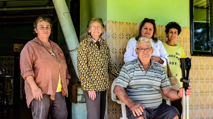 Olga Levandoski (segunda à direita), e a família junto à médica Esther Carina Abeledo. "Vai fazer muita falta para toda a nossa família." Olga Levandoski (segunda à direita), e a família junto à médica Esther Carina Abeledo. "Vai fazer muita falta para toda a nossa família."