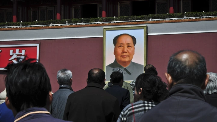Visitantes olham retrato do ditador chinês Mao Tsé-tung (1893-1976) no Portão da Paz Celestial, em Pequim.