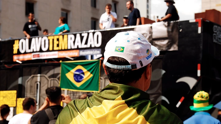 Durante os atos realizados pela nova direita, também é possível cruzar com faixas citando Olavo de Carvalho. Durante os atos realizados pela nova direita, também é possível cruzar com faixas citando Olavo de Carvalho.