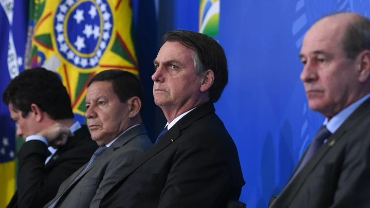 Bolsonaro participa de solenidade de assinatura do Decreto da Nova Regulamentação do uso de amas e munições. Ao baixar o decreto, o presidente incluiu a Abin na relação de órgãos cujos funcionários contarão com facilidades para andar com revólveres na cintura. Bolsonaro participa de solenidade de assinatura do Decreto da Nova Regulamentação do uso de amas e munições. Ao baixar o decreto, o presidente incluiu a Abin na relação de órgãos cujos funcionários contarão com facilidades para andar com revólveres na cintura.