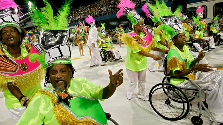 Carnaval na cadeira de rodas é um desfile de gente me tratando como criança Carnaval na cadeira de rodas é um desfile de gente me tratando como criança