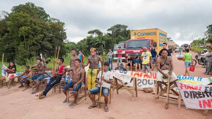 Munduruku interditam a Transamazônica para protestar contra a inépcia do governo brasileiro em demarcar terras indígenas. 