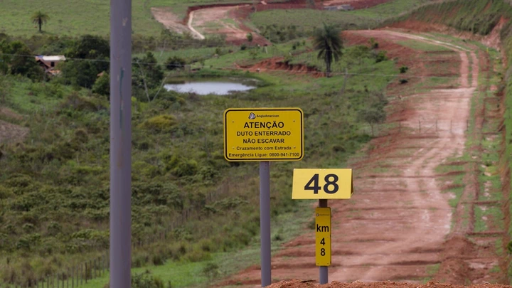 MORRO DO PILAR, MG, BRASIL, 13-11-2014: Dutos da Anglo American do projeto Minas-Rio, cruzam propriedade em Morro do Pilar (MG). Minerodutos das empresas Anglo American (529km), que comeca a funcionar ainda esse ano, e da Manabi (511km), em fase de estudo, com previsão para inicio de funcionamento em 2018, ligam os estados de Minas Gerais ao Rio de Janeiro e de Minas Gerais ao Espirito Santo, por meio de tubos que transpotarão o minerio de ferro extraído da região da Serra da Ferrugem, aproximadamente 150km de Belo Horizonte. Sendo os maiores do mundo, estes minerodutos estão causando diversos problemas na região por terem suas licencas ambientais sob suspeita e causarem diversos danos ambientais nas regiões por onde passam. (Foto: Fabio Braga/Folhapress, MERCADO) MORRO DO PILAR, MG, BRASIL, 13-11-2014: Dutos da Anglo American do projeto Minas-Rio, cruzam propriedade em Morro do Pilar (MG). Minerodutos das empresas Anglo American (529km), que comeca a funcionar ainda esse ano, e da Manabi (511km), em fase de estudo, com previsão para inicio de funcionamento em 2018, ligam os estados de Minas Gerais ao Rio de Janeiro e de Minas Gerais ao Espirito Santo, por meio de tubos que transpotarão o minerio de ferro extraído da região da Serra da Ferrugem, aproximadamente 150km de Belo Horizonte. Sendo os maiores do mundo, estes minerodutos estão causando diversos problemas na região por terem suas licencas ambientais sob suspeita e causarem diversos danos ambientais nas regiões por onde passam. (Foto: Fabio Braga/Folhapress, MERCADO)