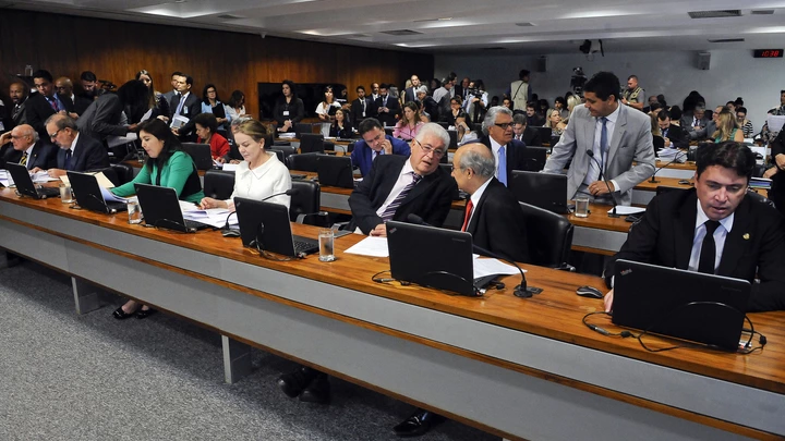 Com 10 senadores investigados na Lava Jato, comissão analisa projeto que pune abuso de autoridade Com 10 senadores investigados na Lava Jato, comissão analisa projeto que pune abuso de autoridade