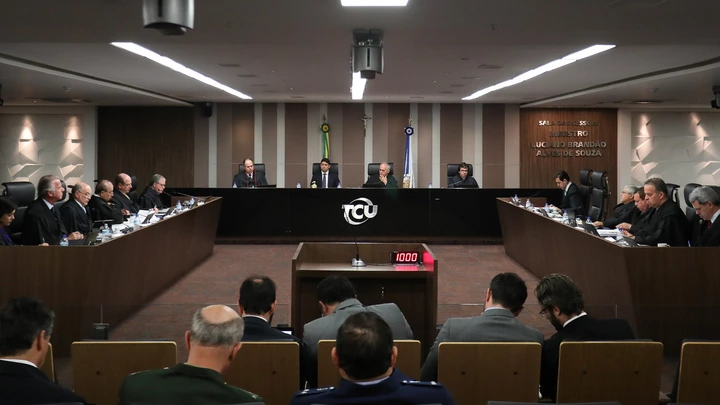 Análise técnica do Tribunal de Contas da União descobriu 'erros grosseiros' em contrato de mais de R$ 5 bilhões para a compra de blindados. É um prejuízo que não pode ser recuperado. Mas os ministros caminham para por panos quentes na história. Análise técnica do Tribunal de Contas da União descobriu 'erros grosseiros' em contrato de mais de R$ 5 bilhões para a compra de blindados. É um prejuízo que não pode ser recuperado. Mas os ministros caminham para por panos quentes na história.