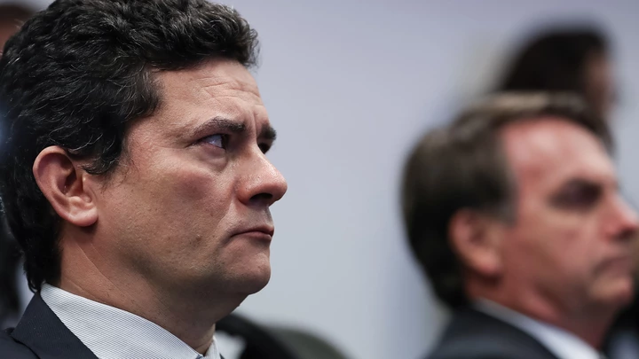 O ministro da Justiça Sergio Moro e o presidente Jair Bolsonaro em visita ao Centro Integrado de Inteligência e Segurança Pública da Região Sul (CIISPR-Sul), em Curitiba (PR). O ministro da Justiça Sergio Moro e o presidente Jair Bolsonaro em visita ao Centro Integrado de Inteligência e Segurança Pública da Região Sul (CIISPR-Sul), em Curitiba (PR).