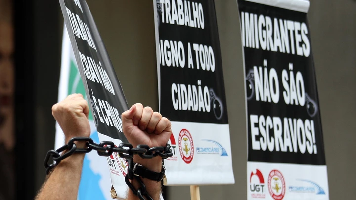 SÃO PAULO, SP, 12.03.2014: ATO/TRABALHO ESCRAVO/SP - O Sindicato dos Comerciários de SP realiza ato em frente à loja da Schutz contra o trabalho escravo na rua Oscar Freire (Jardins). Segundo a fiscalização do Ministerio do Trabalho, 17 trabalhadores peruanos foram encontrados em situação análoga a de escravidão em uma confecção no Cangaíba, na zona leste, na semana passada. (Foto: Luiz Carlos Murauskas/Folhapress) SÃO PAULO, SP, 12.03.2014: ATO/TRABALHO ESCRAVO/SP - O Sindicato dos Comerciários de SP realiza ato em frente à loja da Schutz contra o trabalho escravo na rua Oscar Freire (Jardins). Segundo a fiscalização do Ministerio do Trabalho, 17 trabalhadores peruanos foram encontrados em situação análoga a de escravidão em uma confecção no Cangaíba, na zona leste, na semana passada. (Foto: Luiz Carlos Murauskas/Folhapress)