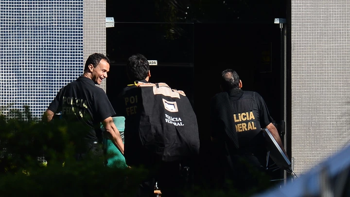 Brazilian Federal Police personnel raid the residence former Planning Minister Paulo Bernard in Brasilia, on June 23, 2016. 
Bernardo, Minister of Planning during the government of President Lula Da Silva was arrested on the sidelines of the "Lava Jato" anti-corruption operation and police also raided the PT headquarters in Sao Paulo.  / AFP / ANDRESSA ANHOLETE        (Photo credit should read ANDRESSA ANHOLETE/AFP/Getty Images) Brazilian Federal Police personnel raid the residence former Planning Minister Paulo Bernard in Brasilia, on June 23, 2016. 
Bernardo, Minister of Planning during the government of President Lula Da Silva was arrested on the sidelines of the "Lava Jato" anti-corruption operation and police also raided the PT headquarters in Sao Paulo.  / AFP / ANDRESSA ANHOLETE        (Photo credit should read ANDRESSA ANHOLETE/AFP/Getty Images)