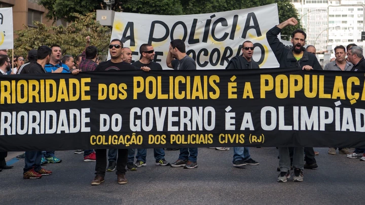 Civil police officers threatening to go on strike demonstrate against the government for arrears in their salary payments, in Rio de Janeiro, Brazil, June 27, 2016, tEarlier this month, Rio state authorities declared a "state of public calamity" over a major budget crisis in order to release emergency funds to finance the Olympic Games due to begin in August. / AFP / VANDERLEI ALMEIDA (Photo credit should read VANDERLEI ALMEIDA/AFP/Getty Images)