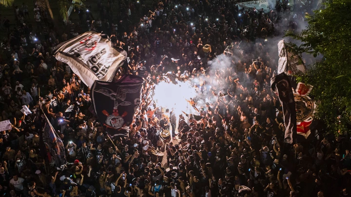 SÃO PAULO, SP, 15.04.2016: FUTEBOL-VIOLÊNCIA - Integrantes da torcida Gaviões da Fiel, maior torcida organizada do Corinthians, realiza uma manifestação no vale do Anhangabaú, no centro São Paulo, nesta sexta-feira (15). (Foto: Adriano Vizoni/Folhapress) SÃO PAULO, SP, 15.04.2016: FUTEBOL-VIOLÊNCIA - Integrantes da torcida Gaviões da Fiel, maior torcida organizada do Corinthians, realiza uma manifestação no vale do Anhangabaú, no centro São Paulo, nesta sexta-feira (15). (Foto: Adriano Vizoni/Folhapress)