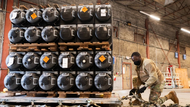 Munição paletizada, armas e outros equipamentos com destino à Ucrânia na Base Aérea de Dover, no estado de Delaware, em 21 de janeiro de 2022. Munição paletizada, armas e outros equipamentos com destino à Ucrânia na Base Aérea de Dover, no estado de Delaware, em 21 de janeiro de 2022.