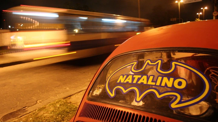 Carro em Campo Grande com adesivo do Batman, símbolo usado pela milícia Liga da Justiça, e nome do ex-policial Natalino José Guimarães, irmão de Jerominho.