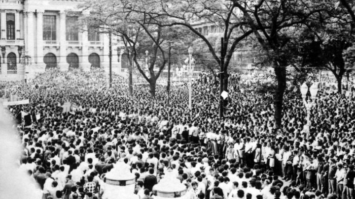 RIO DE JANEIRO, RJ, BRASIL, 29-03-1968: Caso Calabouço: multidão acompanha enterro do jovem secundarista Edson Luís de Lima Souto, assassinado no dia 28 de março de 1968 pelo comandante da tropa da PM, o aspirante Aloísio Raposo. Sua morte foi durante confronto entre a Polícia Militar e estudantes, que protestavam contra a alta do preço da comida no restaurante universitário Calabouço, no Rio de Janeiro (RJ). Edson foi o primeiro estudante assassinado pela Ditadura Militar e sua morte marcou o início de um ano turbulento de intensas mobilizações contra o regime militar que endureceu até decretar o chamado AI-5 (Ato Institucional). (Foto: Folhapress) (Foto: Folhapress) RIO DE JANEIRO, RJ, BRASIL, 29-03-1968: Caso Calabouço: multidão acompanha enterro do jovem secundarista Edson Luís de Lima Souto, assassinado no dia 28 de março de 1968 pelo comandante da tropa da PM, o aspirante Aloísio Raposo. Sua morte foi durante confronto entre a Polícia Militar e estudantes, que protestavam contra a alta do preço da comida no restaurante universitário Calabouço, no Rio de Janeiro (RJ). Edson foi o primeiro estudante assassinado pela Ditadura Militar e sua morte marcou o início de um ano turbulento de intensas mobilizações contra o regime militar que endureceu até decretar o chamado AI-5 (Ato Institucional). (Foto: Folhapress) (Foto: Folhapress)