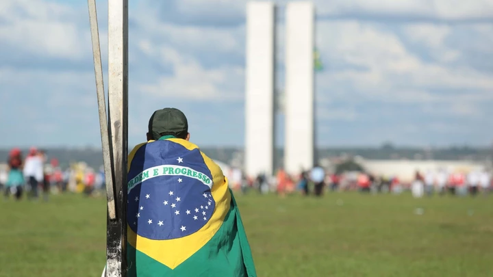 Nunca o brasileiro confiou tão pouco na Presidência. Bolsonaro surfa nessa onda.