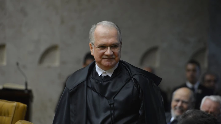 O novo ministro do Supremo Tribunal Federal (STF), Luiz Edson Fachin, toma posse em solenidade no plenário do STF (Valter Campanato/Agência Brasil)