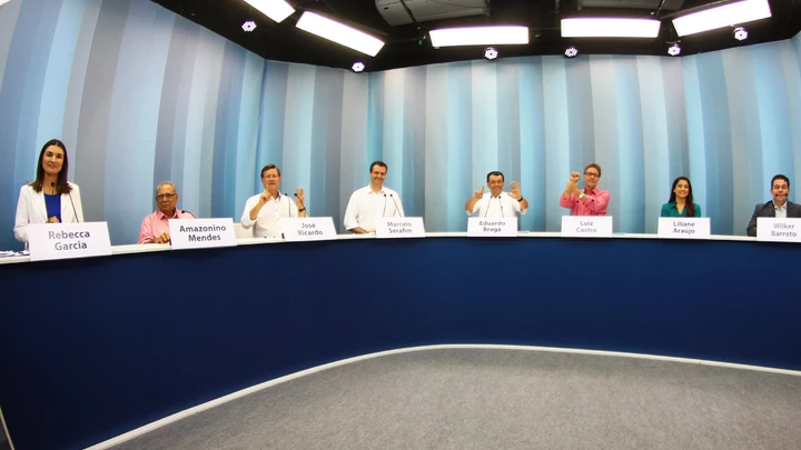 MANAUS,AM,03.08.2017:ELEIÇÃO-GOVERNADOR-DEBATE-REDE-AMAZÔNICA - (e/d) Candidatos Rebeca Garcia (PP), Amazonino Mendes (PDT), José Ricardo (PT), Marcelo Serafim (PSB), Eduardo Braga (PMDB), Luiz Castro (REDE), Liliane Araújo (PPS) e Wilker Barreto (PHS) durante debate entre candidatos da Eleição Suplementar para Governador do Amazonas, na Rede Amazônica, afiliada da Rede Globo em Manaus (AM), na noite desta quinta-feira (3). A eleição foi determinada pelo TSE após a cassação do Governador José Melo. (Foto: Edmar Barros/Futura Press/Folhapress) MANAUS,AM,03.08.2017:ELEIÇÃO-GOVERNADOR-DEBATE-REDE-AMAZÔNICA - (e/d) Candidatos Rebeca Garcia (PP), Amazonino Mendes (PDT), José Ricardo (PT), Marcelo Serafim (PSB), Eduardo Braga (PMDB), Luiz Castro (REDE), Liliane Araújo (PPS) e Wilker Barreto (PHS) durante debate entre candidatos da Eleição Suplementar para Governador do Amazonas, na Rede Amazônica, afiliada da Rede Globo em Manaus (AM), na noite desta quinta-feira (3). A eleição foi determinada pelo TSE após a cassação do Governador José Melo. (Foto: Edmar Barros/Futura Press/Folhapress)