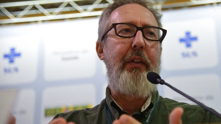 Para Claudio Maierovitch, pesquisador da Fiocruz e ex-presidente da Anvisa, falta de testes e de comando político fragiliza a defesa do país. Para Claudio Maierovitch, pesquisador da Fiocruz e ex-presidente da Anvisa, falta de testes e de comando político fragiliza a defesa do país.