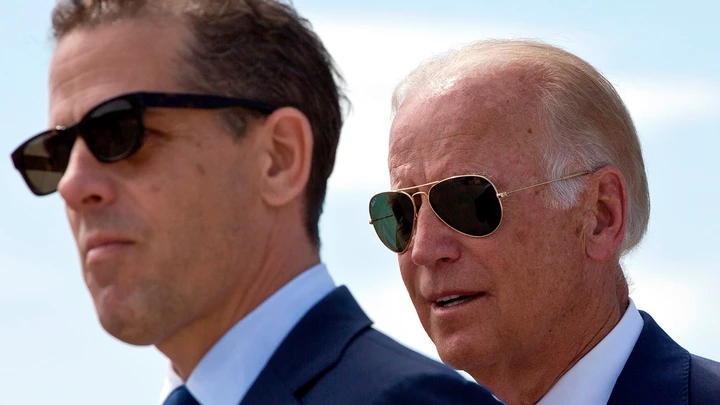 O então vice-presidente Joe Biden, à direita, e seu filho Hunter Biden em uma cerimônia de dedicação de rua no vilarejo de Sojevo, no Kosovo, em 17 de agosto de 2016. O então vice-presidente Joe Biden, à direita, e seu filho Hunter Biden em uma cerimônia de dedicação de rua no vilarejo de Sojevo, no Kosovo, em 17 de agosto de 2016.