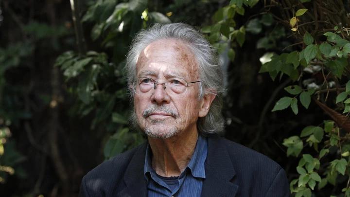 Autor austríao Peter Handke no jardim de sua casa em Paris, França, no dia 10 de outubro de 2019.