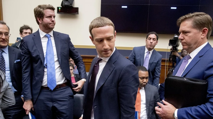 O CEO do Facebook, Mark Zuckerberg, ao centro, acompanhado pelo vice-presidente de políticas públicas dos EUA, Kevin Martin, à direita, faz uma pausa nos depoimentos antes de uma audiência do Comitê de Serviços Financeiros da Câmara em Washington, D.C., em 23 de outubro de 2019. O CEO do Facebook, Mark Zuckerberg, ao centro, acompanhado pelo vice-presidente de políticas públicas dos EUA, Kevin Martin, à direita, faz uma pausa nos depoimentos antes de uma audiência do Comitê de Serviços Financeiros da Câmara em Washington, D.C., em 23 de outubro de 2019.