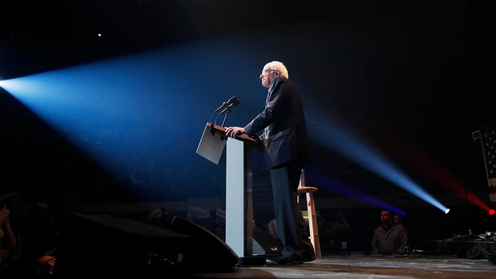 Senador Bernie Sanders fala durante comício em Cedar Rapids, Iowa, no dia 1º de fevereiro. Senador Bernie Sanders fala durante comício em Cedar Rapids, Iowa, no dia 1º de fevereiro.