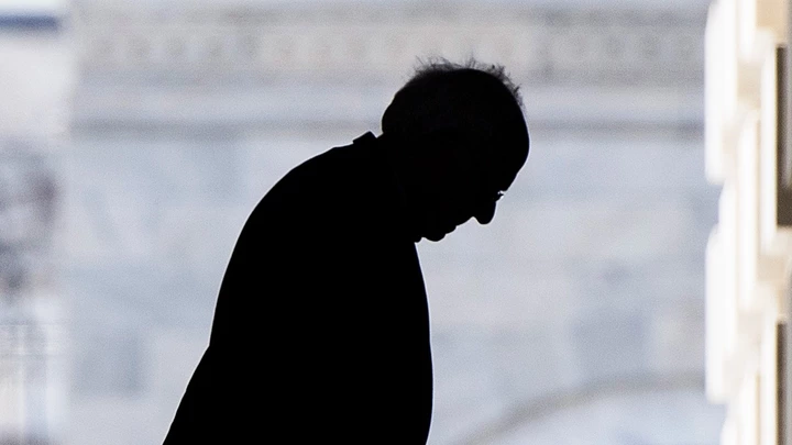 O senador Bernie Sanders chega ao Congresso para votar na emenda de estímulo econômico do coronavírus, em 18 de março de 2020.