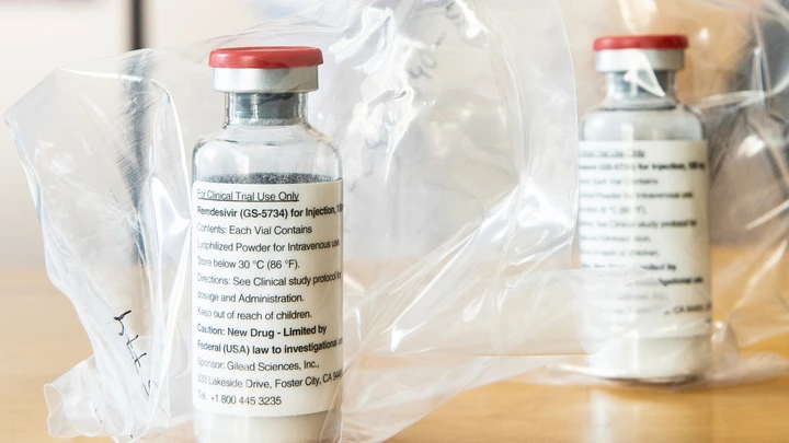 Remdesivir, um medicamento antiviral experimental produzido pelo laboratório Gilead Sciences, sobre a mesa durante uma coletiva de imprensa no Hospital Universitário de Eppendorf, em 8 de abril de 2020, em Hamburgo, Alemanha. Remdesivir, um medicamento antiviral experimental produzido pelo laboratório Gilead Sciences, sobre a mesa durante uma coletiva de imprensa no Hospital Universitário de Eppendorf, em 8 de abril de 2020, em Hamburgo, Alemanha.
