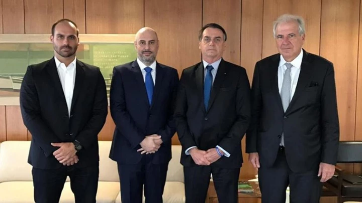 Da esquerda, deputado Eduardo Bolsonaro, Douglas Tavolaro, presidente Jair Bolsonaro e Rubens Menin em uma reunião no Palácio do Planalto no dia 18 de janeiro. Da esquerda, deputado Eduardo Bolsonaro, Douglas Tavolaro, presidente Jair Bolsonaro e Rubens Menin em uma reunião no Palácio do Planalto no dia 18 de janeiro.