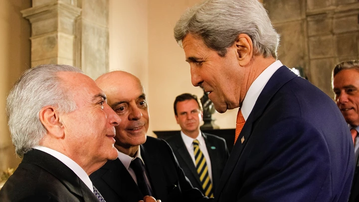 Rio de Janeiro - Presidente interino; Michel Temer; o ministro do MRE, José Serra; o governador Pezão; e o prefeito do Rio, Eduardo Paes; recebem o secretário de Estado norte-americano, John Kerry (Beto Barata/PR) Rio de Janeiro - Presidente interino; Michel Temer; o ministro do MRE, José Serra; o governador Pezão; e o prefeito do Rio, Eduardo Paes; recebem o secretário de Estado norte-americano, John Kerry (Beto Barata/PR)