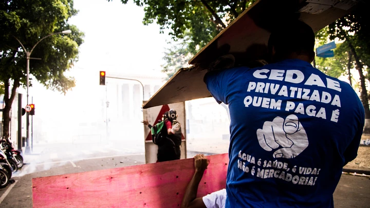 Servidores da Cedae durante manifestação contra a privatização da empresa, no dia 9 de fevereiro, no Rio de Janeiro.