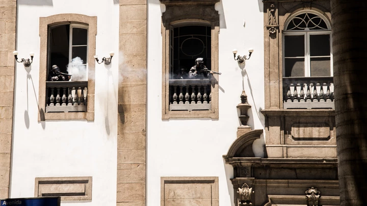 Apesar do conflito nas ruas do centro da cidade, a sessão aconteceu e as medidas começaram a ser votadas. Apesar do conflito nas ruas do centro da cidade, a sessão aconteceu e as medidas começaram a ser votadas.