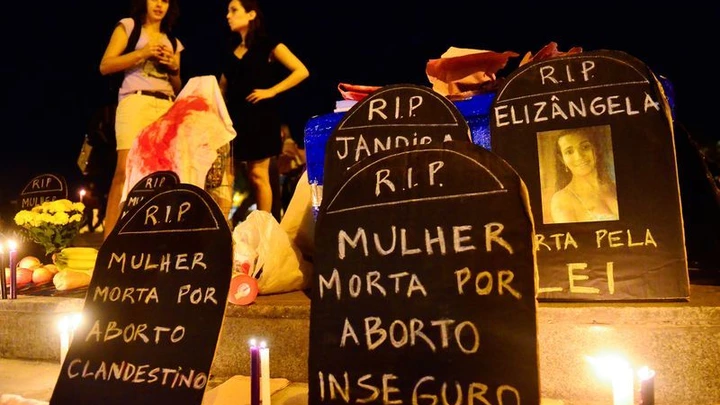 Foto de protesto a favor da legalização do aborto mostra lápides de papel com as palavras "mulher morta por aborto inseguro". Foto de protesto a favor da legalização do aborto mostra lápides de papel com as palavras "mulher morta por aborto inseguro".