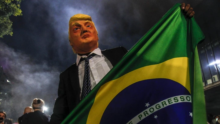 Apoiador de Jair Bolsonaro usa máscara do presidente americano Donald Trump para comemorar a vitória do novo mandatário brasileiro.