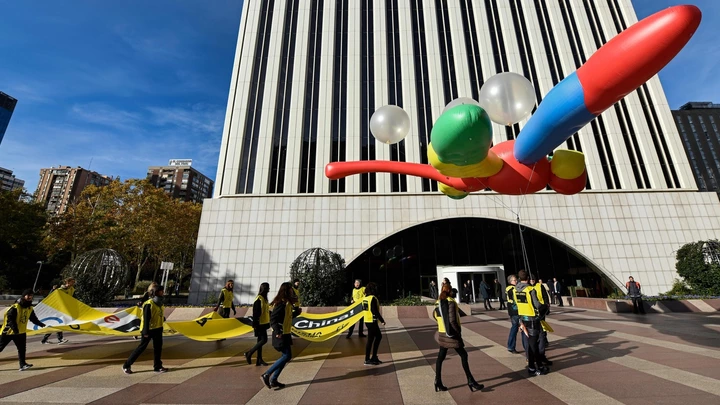 Ativistas da Anistia Internacional seguram um enorme balão em formato de libélula no lado de fora da sede da Google, em Madri, no dia 27 de novembro de 2018, como parte de uma campanha para pedir que a Google cancele seu plano controverso de lançar uma ferramenta de busca censurada na China. Ativistas da Anistia Internacional seguram um enorme balão em formato de libélula no lado de fora da sede da Google, em Madri, no dia 27 de novembro de 2018, como parte de uma campanha para pedir que a Google cancele seu plano controverso de lançar uma ferramenta de busca censurada na China.