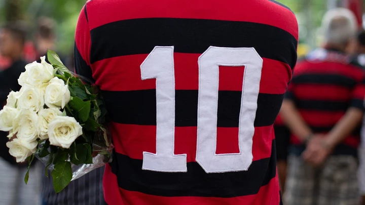 Torcedores do Flamengo se reúnem na sede do clube, na Gávea, para prestar homenagem às vítimas do incêndio que deixou 10 mortos e 3 feridos. Torcedores do Flamengo se reúnem na sede do clube, na Gávea, para prestar homenagem às vítimas do incêndio que deixou 10 mortos e 3 feridos.