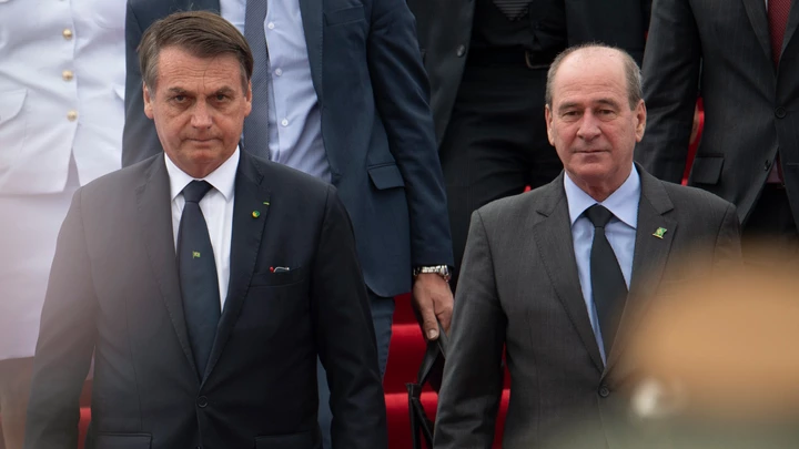 Bolsonaro sugeriu que militares apoiam sua pressão contra STF e Congresso, e Fernando Azevedo e Silva (à direita) lançou nota cheia de recados.