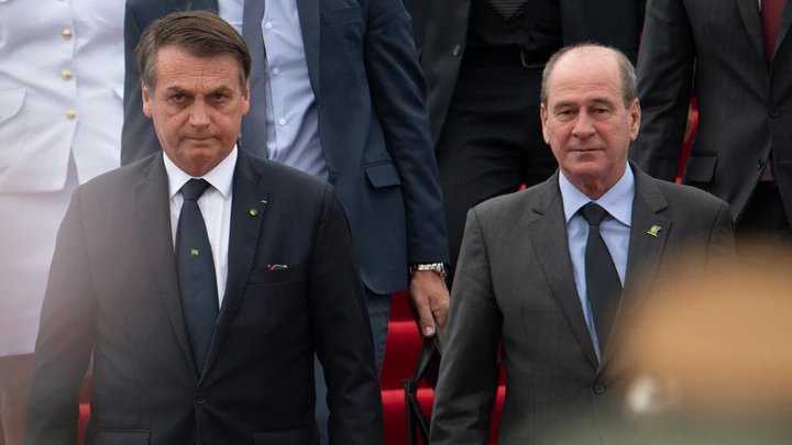 Bolsonaro sugeriu que militares apoiam sua pressão contra STF e Congresso, e Fernando Azevedo e Silva (à direita) lançou nota cheia de recados. Bolsonaro sugeriu que militares apoiam sua pressão contra STF e Congresso, e Fernando Azevedo e Silva (à direita) lançou nota cheia de recados.