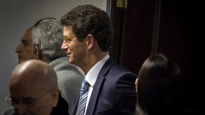 Ricardo Salles e Jair Bolsonaro trabalham para controlar fiscalização ambiental no Brasil. Medida mais recente foi trocar servidor com 15 anos no Ibama por ex-policial que liberou exportação de madeira sem licença no Pará. Ricardo Salles e Jair Bolsonaro trabalham para controlar fiscalização ambiental no Brasil. Medida mais recente foi trocar servidor com 15 anos no Ibama por ex-policial que liberou exportação de madeira sem licença no Pará.