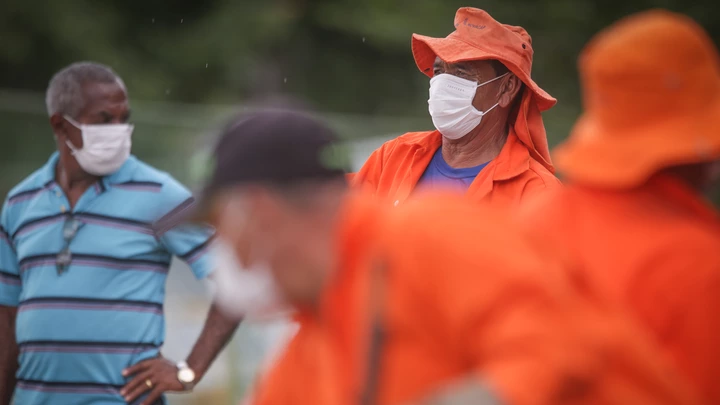 Trabalhadores usando máscaras protetoras nos arredores do Hospital Regional da Asa Norte (HRAN) no dia 13 de março em Brasília.