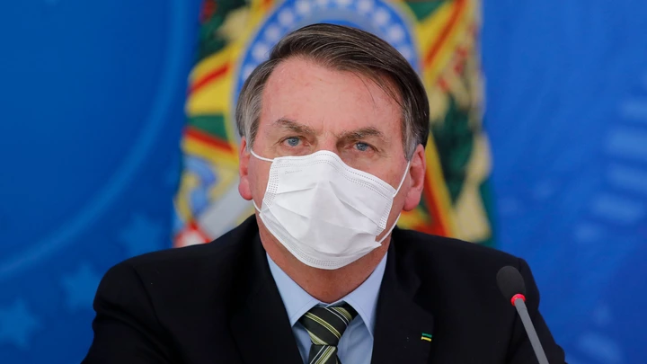 Jair Bolsonaro durante entrevista coletiva nesta quarta-feira: máscaras, só com a boca fechada.