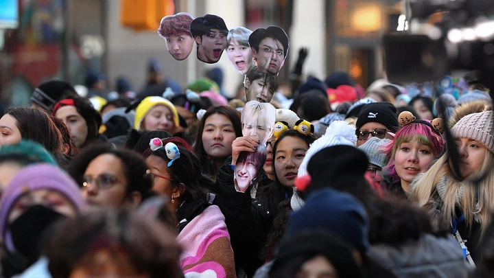 Fãs à espera da boy band de k-pop BTS no Today Show, no Rockefeller Plaza, em 21 de fevereiro de 2020, na cidade de Nova York.